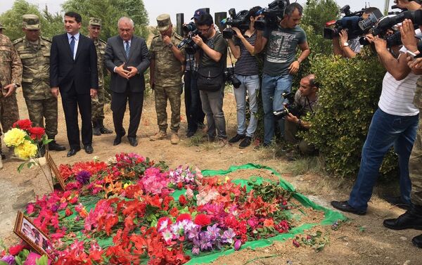 У могил убитых в селе Алханлы Сахибы Гулиевой и ее двухлетней внучки Захры - Sputnik Азербайджан