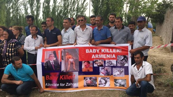 Жители села Алханлы у плаката с текстом Армения — убийца детей - Sputnik Азербайджан