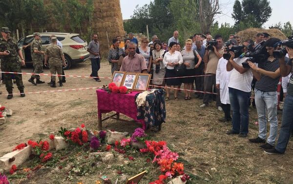 У могил убитых в селе Алханлы Сахибы Гулиевой и ее двухлетней внучки Захры - Sputnik Азербайджан
