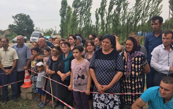 Жители села Алханлы у могил убитых армянскими ВС Сахибы Гулиевой и ее двухлетней внучки Захры - Sputnik Азербайджан
