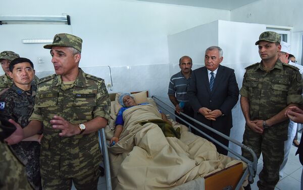 Глава ИВ Физулинского района Алы Алыев (второй справа) посетил в больнице раненную Сарвиназ Гулиеву - Sputnik Азербайджан