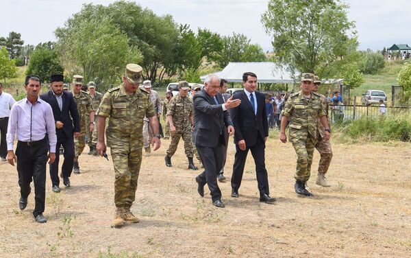 Военные атташе зарубежных государства и официальные лица Азербайджана в селе Алханлы - Sputnik Азербайджан