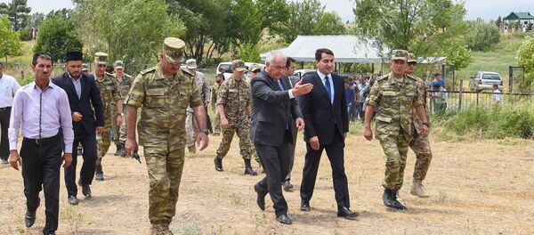 Военные атташе зарубежных государств и официальные лица Азербайджана в селе Алханлы - Sputnik Азербайджан