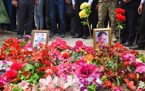 Могилы убитых армянскими ВС Сахибы Гулиевой и ее двухлетней внучки Захры - Sputnik Азербайджан