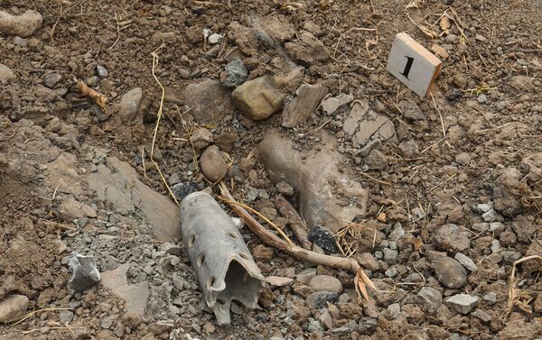 Осколок снаряда на месте убийства двухлетней Захры - Sputnik Азербайджан
