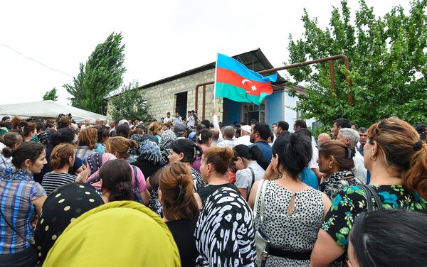 Жители села на церемонии поминовения убитых в селе Алханлы Сахибы Гулиевой и ее двухлетней внучки Захры - Sputnik Азербайджан