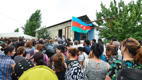 Жители села на церемонии поминовения убитых в селе Алханлы Сахибы Гулиевой и ее двухлетней внучки Захры - Sputnik Azərbaycan