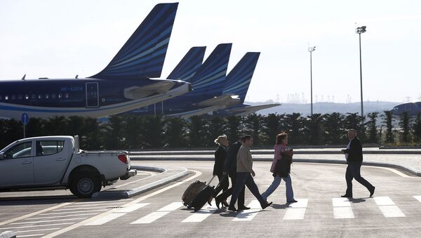 Пассажиры на территории аэропорта Гейдара Алиева в Баку - Sputnik Азербайджан