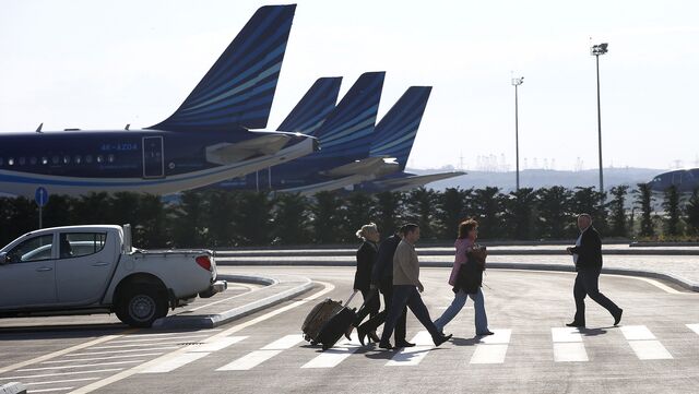 Пассажиры на территории аэропорта Гейдара Алиева в Баку - Sputnik Азербайджан, 1920, 20.02.2021