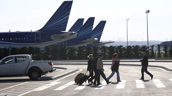 Пассажиры на территории аэропорта Гейдара Алиева в Баку - Sputnik Azərbaycan