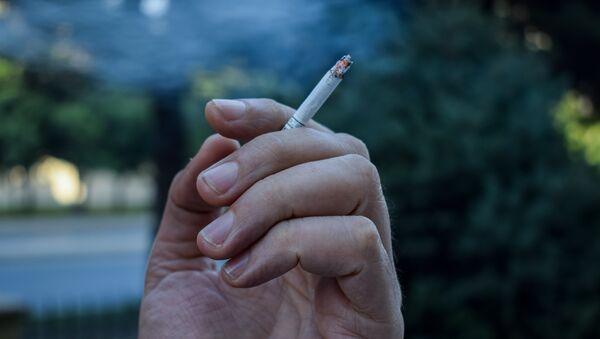 Мужчина курит сигарету, фото из архива - Sputnik Азербайджан