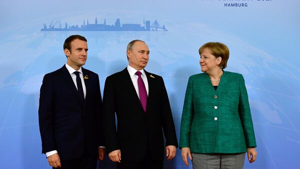 Президент Франции Эммануэль Макрон, президент России Владимир Путин и канцлер Германии Ангела Меркель (слева направо) перед встречей в Гамбурге, Германия, 8 июля 2017 года - Sputnik Азербайджан