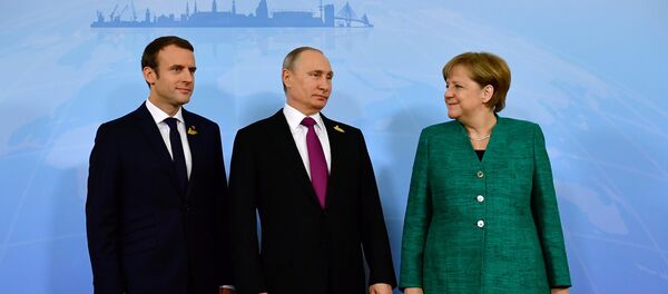 Президент Франции Эммануэль Макрон, президент России Владимир Путин и канцлер Германии Ангела Меркель (слева направо) перед встречей в Гамбурге, Германия, 8 июля 2017 года Президент Франции Эммануэль Макрон, президент России Владимир Путин и канцлер Германии Ангела Меркель (слева направо) перед встречей в Гамбурге, Германия, 8 июля 2017 года - Sputnik Азербайджан