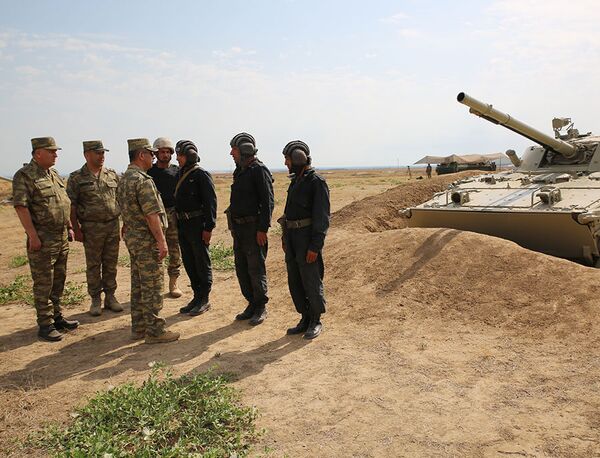 Министр обороны Азербайджана генерал-полковник Закир Гасанов на встрече с личным составом одного из воинских частей на передовой - Sputnik Азербайджан