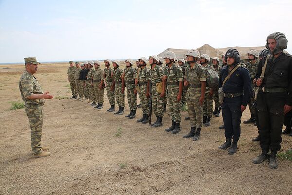 Генерал-полковник Закир Гасанов в воинской части, дислоцированной на передней линии обороны - Sputnik Азербайджан