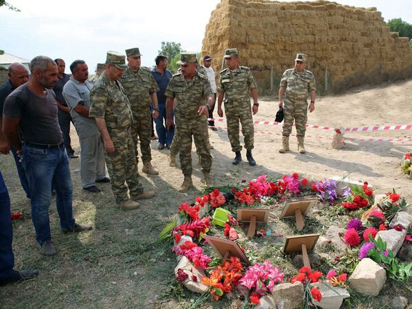 Руководство Минобороны Азербайджана на месте гибели мирных граждан в результате артобстрела ВС Армении 4 июля - Sputnik Азербайджан
