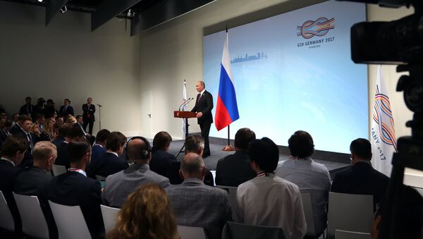 Президент РФ Владимир Путин во время пресс-конференции по итогам саммита лидеров Группы двадцати G20 в Гамбурге, 8 июля 2017 года - Sputnik Азербайджан