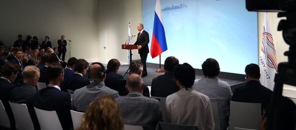 Президент РФ Владимир Путин во время пресс-конференции по итогам саммита лидеров Группы двадцати G20 в Гамбурге, 8 июля 2017 года Президент РФ Владимир Путин во время пресс-конференции по итогам саммита лидеров Группы двадцати G20 в Гамбурге, 8 июля 2017 года - Sputnik Азербайджан
