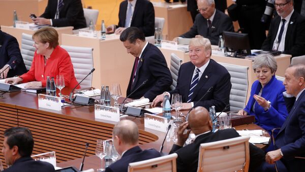 Лидеры стран в ходе первой рабочей сессии G20 в Гамбурге, Германия, 7 июля 2017 года - Sputnik Азербайджан