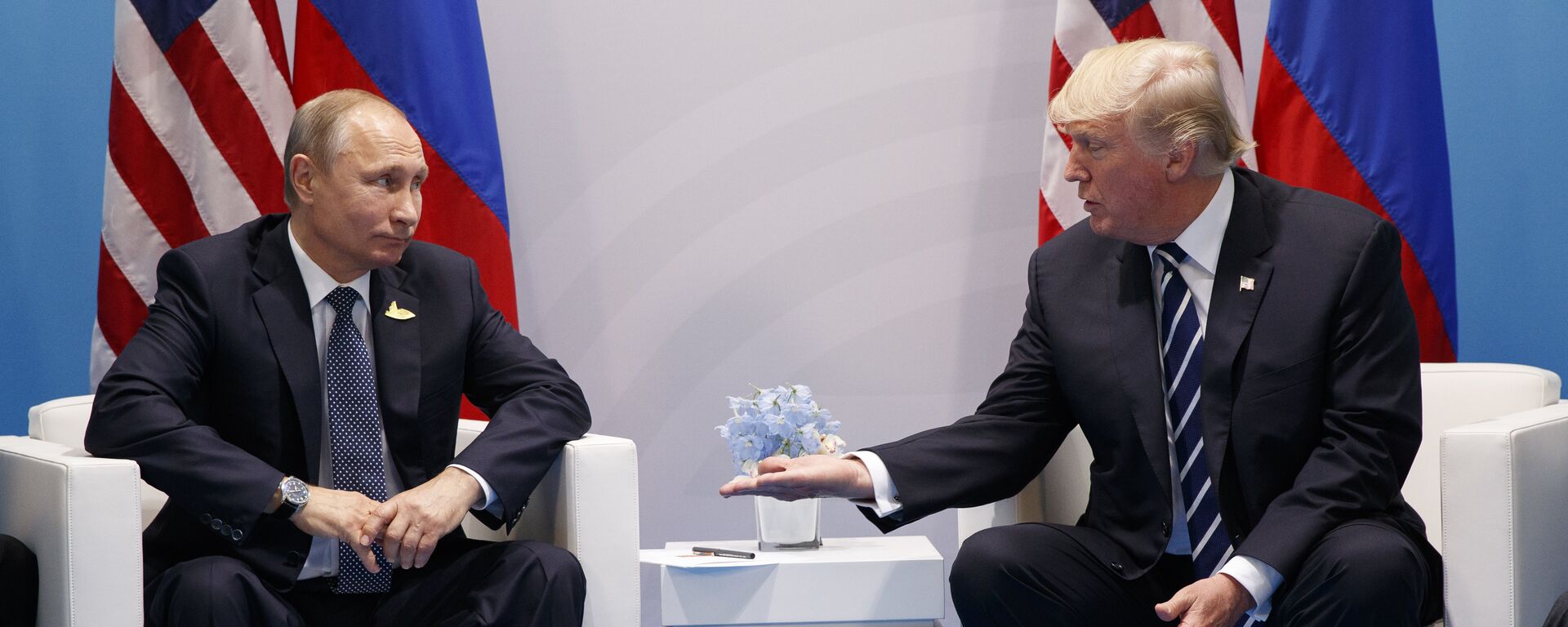 Встреча президентов США и России Дональда Трампа и Владимира Путина в ходе саммита G20, Гамбург, Германия, 7 июля 2017 года - Sputnik Азербайджан, 1920, 15.06.2026