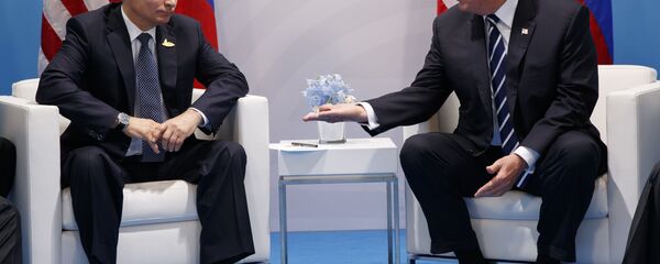 Встреча президентов США и России Дональда Трампа и Владимира Путина в ходе саммита G20, Гамбург, Германия, 7 июля 2017 года - Sputnik Азербайджан