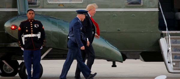 Трамп тщетно пытался вернуть солдату сорванную ветром фуражку - Sputnik Азербайджан