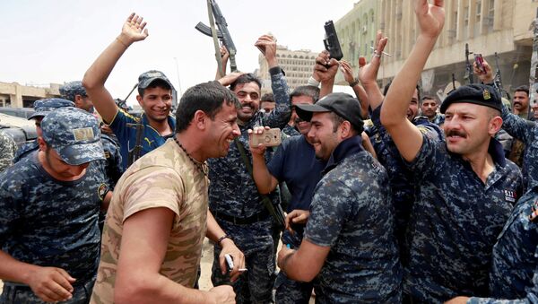 Бойцы Федеральной полиции Ирака празднуют освобождение Старого города Мосула, 8 июля 2017 года - Sputnik Азербайджан