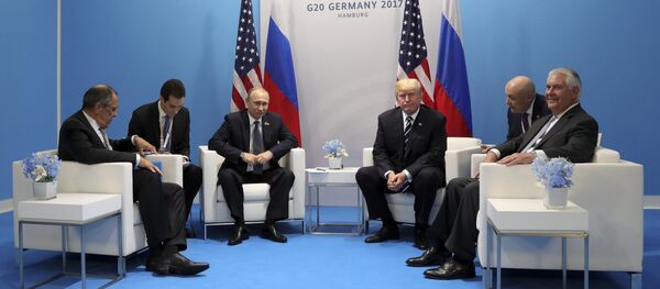 Президент РФ Владимир Путин и президент США Дональд Трамп во время беседы на полях саммита лидеров Группы двадцати G20 в Гамбурге - Sputnik Азербайджан