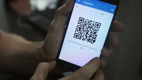 Демонстрация на смартфоне мобильного приложения для работы с криптовалютой биткоин в стационарном обменном пункте криптовалют в Москве - Sputnik Azərbaycan
