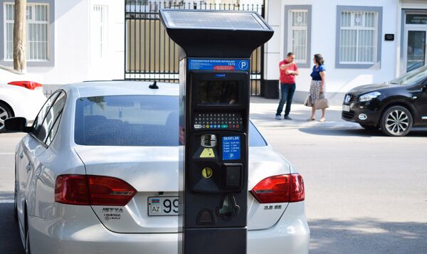 Водителей в Баку штрафуют у паркомата: безхозный аппарат приносит доход Водителей в Баку штрафуют у паркомата: безхозный аппарат приносит доход - Sputnik Азербайджан