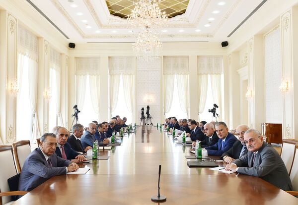 Члены правительства Азербайджана на заседании Кабинета Министров, посвященном итогам социально-экономического развития в первой половине 2017 года и предстоящим задачам Члены правительства Азербайджана на заседании Кабинета Министров, посвященном итогам социально-экономического развития в первой половине 2017 года и предстоящим задачам - Sputnik Азербайджан