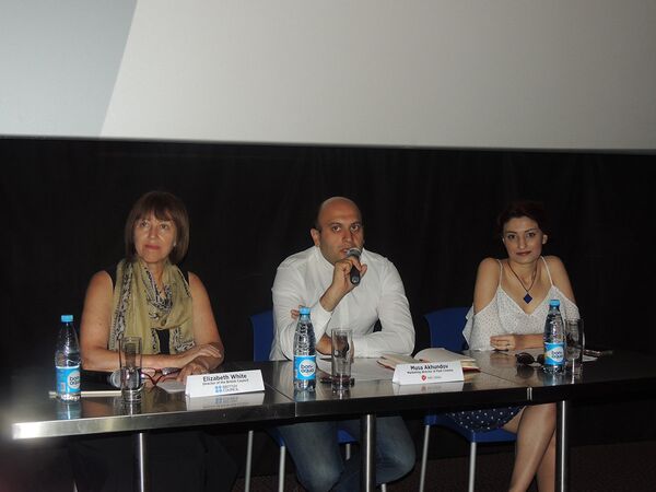 В Park Cinema состоялась пресс-конференция британского режиссера Фила Грабски В Park Cinema состоялась пресс-конференция британского режиссера Фила Грабски - Sputnik Азербайджан