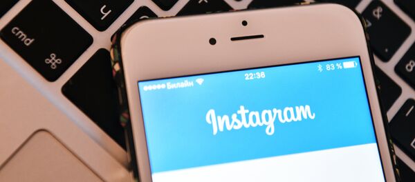 Страница социальной сети Instagram на экране смартфона - Sputnik Азербайджан