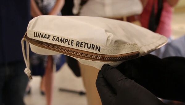 В США выставят на аукционе сумку Нила Армстронга с лунной пылью - Sputnik Азербайджан