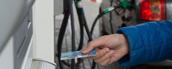 Мужчина расплачивается кредитной картой на автозаправочной станции Мужчина расплачивается кредитной картой на автозаправочной станции - Sputnik Азербайджан