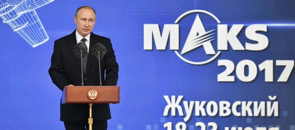 Президент РФ Владимир Путин выступает на церемонии открытия XIII Международного авиационно-космического салона МАКС-2017 в подмосковном Жуковском, 18 июля 2017 года Президент РФ Владимир Путин выступает на церемонии открытия XIII Международного авиационно-космического салона МАКС-2017 в подмосковном Жуковском, 18 июля 2017 года - Sputnik Азербайджан