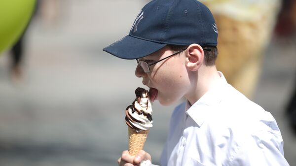 Мальчик ест мороженое, фото из архива - Sputnik Азербайджан