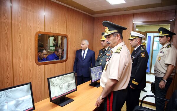 Министр обороны проверил уровень боеготовности личного состава в Учебно-тренировочном комплексе ВМС - Sputnik Азербайджан