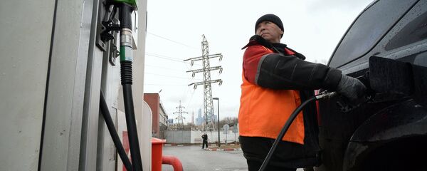 Заправщик заправляет автомобиль - Sputnik Азербайджан