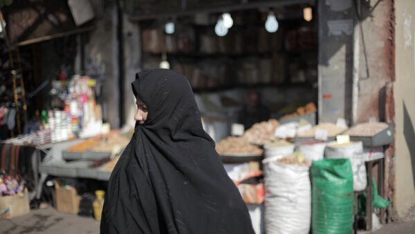 Женщина в хиджабе, архивное фото - Sputnik Azərbaycan