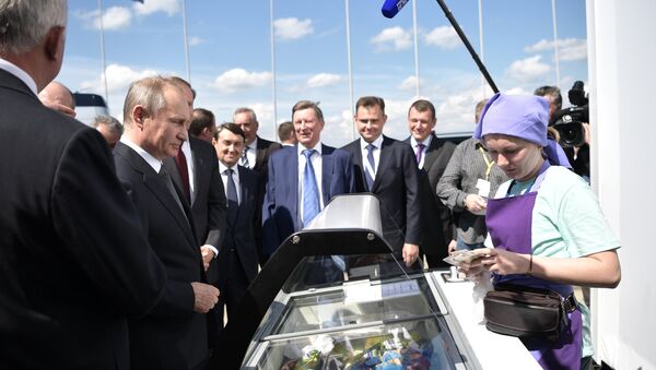 Президент РФ В. Путин посетил Международный авиасалон МАКС-2017 в подмосковном Жуковском - Sputnik Azərbaycan