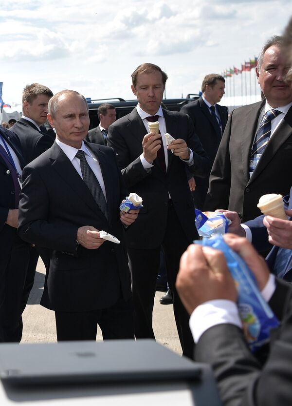 Президент РФ Владимир Путин и министр промышленности и торговли РФ Денис Мантуров (в центре справа) во время посещения XIII Международного авиационно-космического салона МАКС-2017 в подмосковном Жуковском Президент РФ Владимир Путин и министр промышленности и торговли РФ Денис Мантуров (в центре справа) во время посещения XIII Международного авиационно-космического салона МАКС-2017 в подмосковном Жуковском - Sputnik Азербайджан