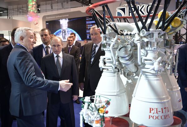 Президент РФ Владимир Путин во время посещения XIII Международного авиационно-космического салона МАКС-2017 в подмосковном Жуковском Президент РФ Владимир Путин во время посещения XIII Международного авиационно-космического салона МАКС-2017 в подмосковном Жуковском - Sputnik Азербайджан
