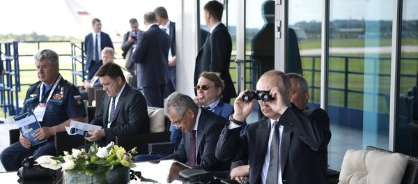Президент РФ Владимир Путин наблюдает за демонстрационными полетами пилотажных групп во время посещения XIII Международного авиационно-космического салона МАКС-2017 в подмосковном Жуковском Президент РФ Владимир Путин наблюдает за демонстрационными полетами пилотажных групп во время посещения XIII Международного авиационно-космического салона МАКС-2017 в подмосковном Жуковском - Sputnik Азербайджан