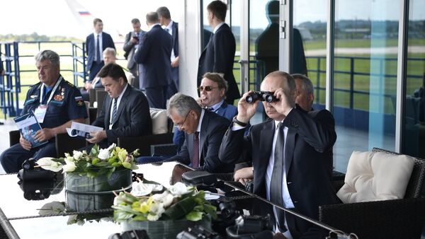 Президент РФ Владимир Путин наблюдает за демонстрационными полетами пилотажных групп во время посещения XIII Международного авиационно-космического салона МАКС-2017 в подмосковном Жуковском - Sputnik Азербайджан