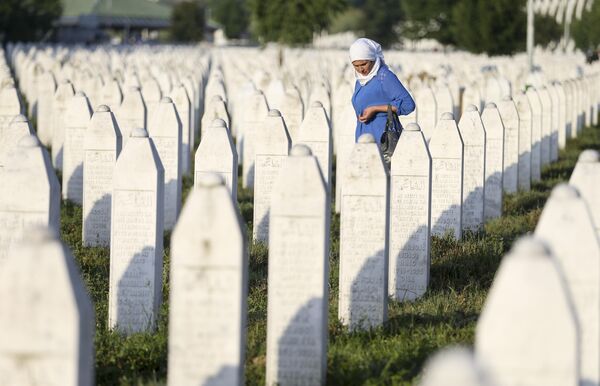 День памяти убитых тысяч мирных жителей в Сребренице - Sputnik Азербайджан