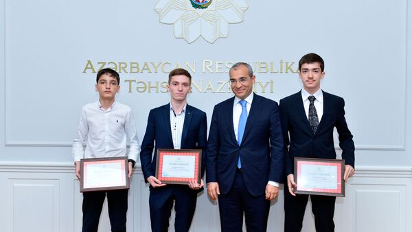 Школьники, успешно выступившие на 49-й Международной олимпиаде по химии, на встрече с министром образования Азербайджана Микаилом Джаббаровым - Sputnik Азербайджан