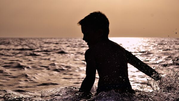 Мальчик купается в море, фото из архива - Sputnik Азербайджан