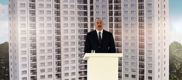 Президент Ильхам Алиев на церемонии выдачи ключей от квартир в новопостроенном здании Дома журналистов - Sputnik Азербайджан