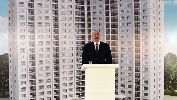 Президент Ильхам Алиев на церемонии выдачи ключей от квартир в новопостроенном здании Дома журналистов - Sputnik Азербайджан
